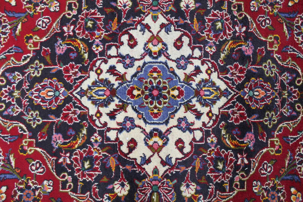 Divine Traditional Antique Wool Handmade Oriental Rug medallion close-up www.homelooks.com