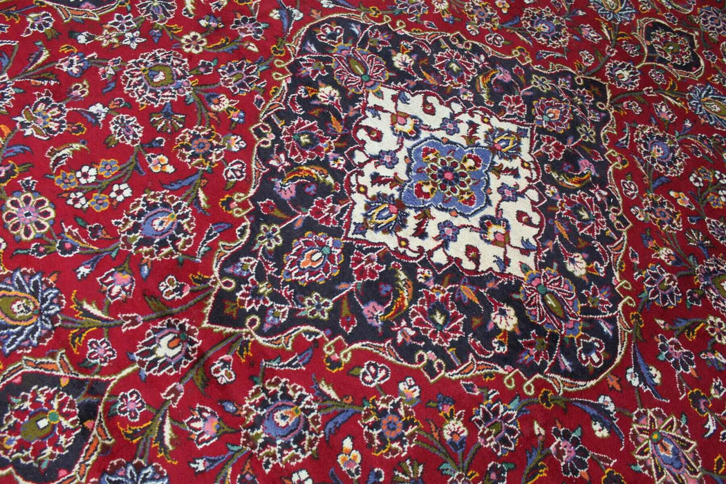 Divine Traditional Antique Wool Handmade Oriental Rug medallion overview www.homelooks.com
