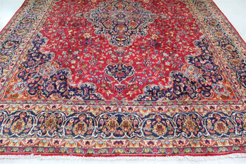 Traditional Red Medallion Patterned Handmade Oriental Rug 292 X 378 cm www.homelooks.com 2