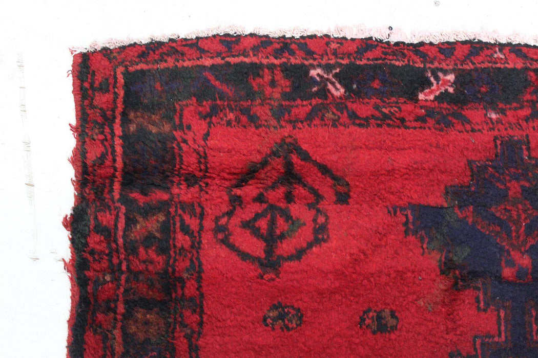 Lovely Traditional Vintage Red Medallion Handmade Wool Rug 102cm x 182cm left corner design details www.homelooks.com 