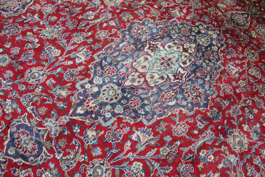 Classic Traditional Vintage  Handmade Red Wool Rug medallion overview www.homelooks.com