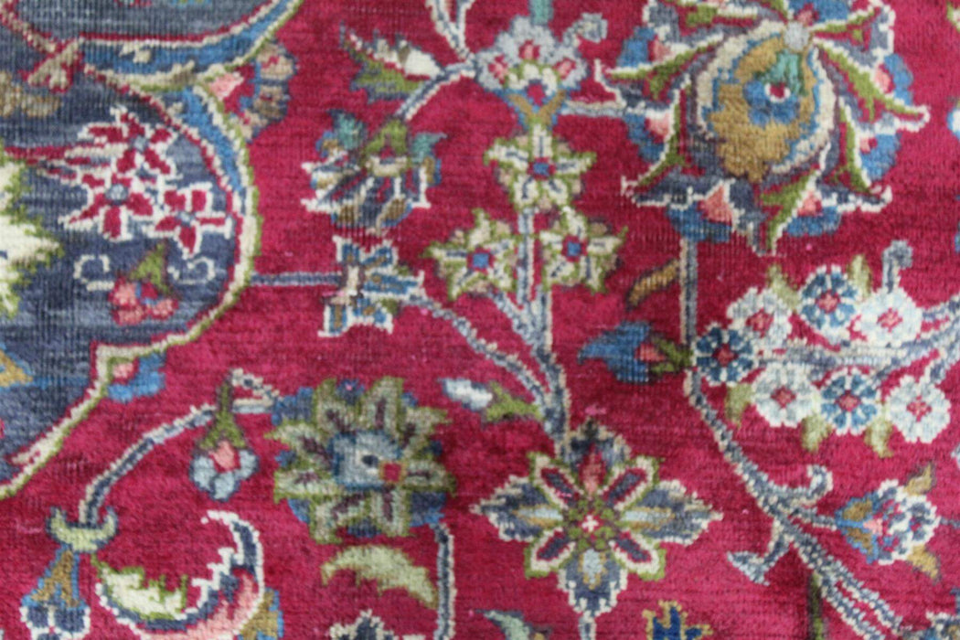 Lovely Vintage Handmade Traditional Red Medallion Rug 300 X 406 cm floral pattern close-up www.homelooks.com 