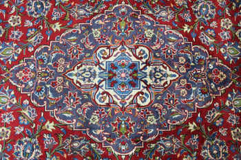 Classic Traditional Vintage Handmade Red Wool Rug 247 X 380 cm medallion close-up www.homelooks.com