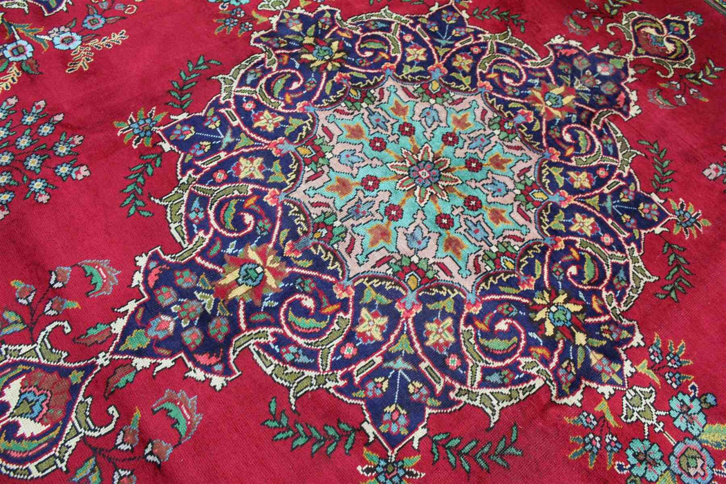 Lovely Traditional Antique Red Wool Handmade Oriental Rug 293 X 339 cm medallion over-view www.homelooks.com