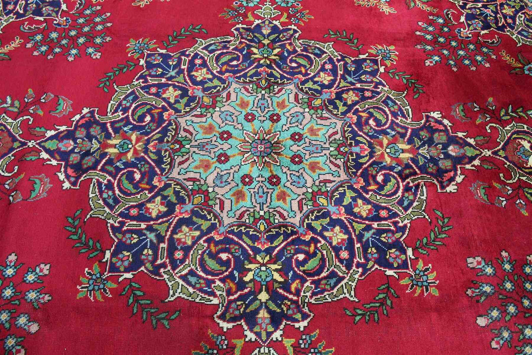 Lovely Traditional Antique Red Wool Handmade Oriental Rug 293 X 339 cm medallion design details www.homelooks.com