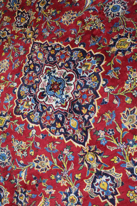 Lovely Traditional Vintage Red Medallion Handmade Wool Rug 246 X 343 cm medallion over-view www.homelooks.com 