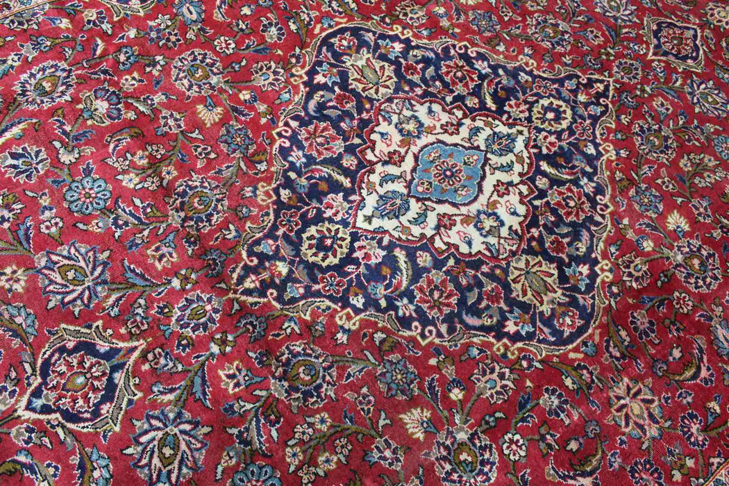 Lovely Traditional Antique Red Medallion Handmade Oriental Rug 243cm x 347cm medallion over-view www.homelooks.com